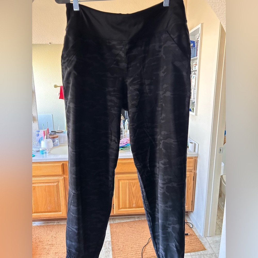5 for $35 .Goal Five Joggers. Black Camo. Size M. EUC